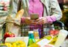 Intenção de consumo tem queda em abril, mas segue maior que em 2025
