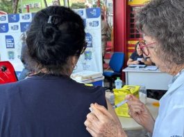 Drive-thru da vacinação aplica cerca de 4 mil doses em motoristas e pedestres